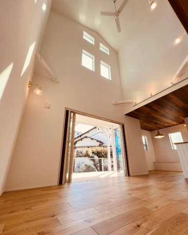 湘南Surfer's Houseの居間・リビング|勾配天井×木のぬくもり。家族が自然と集まる空間です。