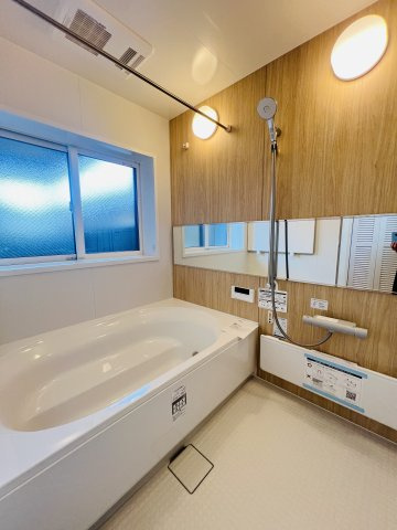 湘南に、わが家だけの絶景ビューを in 二宮の浴室|1日の終わりに、ほっとひと息。
広々バスタブが癒しの時間をつくります