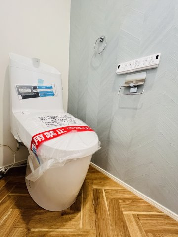 湘南に、わが家だけの絶景ビューを in 二宮のトイレ|アクセントクロスとヘリンボーン床で、ちょっと特別に。