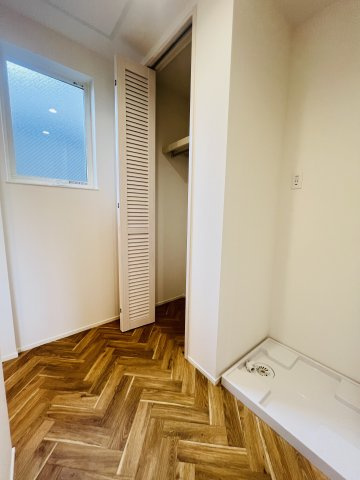 湘南に、わが家だけの絶景ビューを in 二宮のランドリースペース|「脱ぐ・洗う・しまう」がここで完結。
ランドリースペースの隣にクローゼットがあるから、洗濯動線がスムーズ！
朝のバタバタも減らせます。