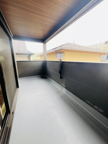 湘南に、わが家だけの絶景ビューを in 二宮のバルコニー|ランドリースペースの横にはインナーバルコニー。
家事導線まで細かく考え抜いた設計◎