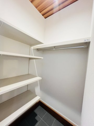 湘南に、わが家だけの絶景ビューを in 二宮の収納|ベビーカーやアウトドア用品も置ける土間収納が、家族のお出かけをもっとラクにしてくれます♪