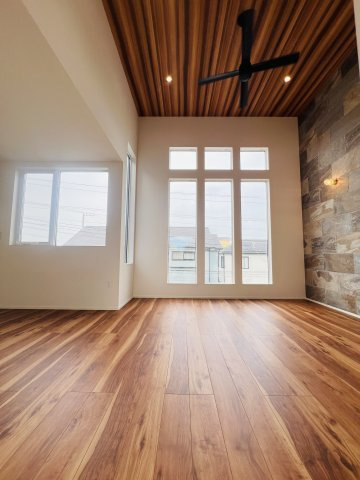 湘南に、わが家だけの絶景ビューを in 二宮の居間・リビング|大きな窓と吹き抜けがつくる“陽だまりリビング”で、
家族の一日がはじまります。朝の光が差し込む、幸せのスタート地点。