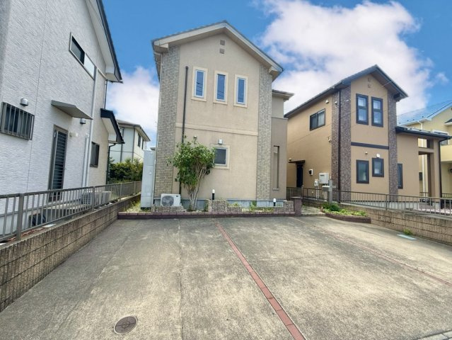 【中古戸建】伊勢崎市茂呂南町の前面道路含む現地写真|■外観