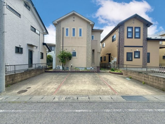 【中古戸建】伊勢崎市茂呂南町の前面道路含む現地写真|■外観