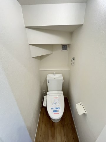 【トイレ】 | 糟屋郡志免町東公園台2丁目3期　1号棟（全1棟）【仲介手数料無料・0円】 | 現地写真。1階のトイレです。