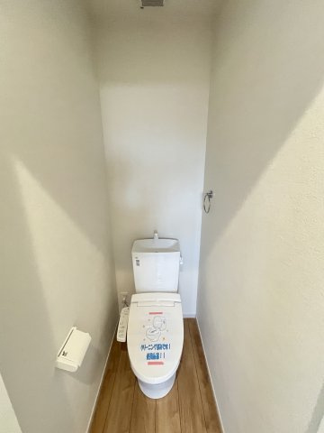 【トイレ】 | 糟屋郡志免町東公園台2丁目3期　1号棟（全1棟）【仲介手数料無料・0円】 | 現地写真。2階にもトイレです。