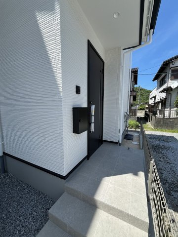 【玄関】 | 糟屋郡志免町東公園台2丁目3期　1号棟（全1棟）【仲介手数料無料・0円】 | 現地写真。