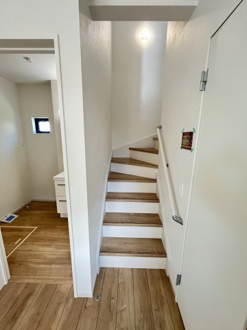 【内装】 | 糟屋郡志免町東公園台2丁目3期　1号棟（全1棟）【仲介手数料無料・0円】 | 現地写真。2階へ上がる階段です。手摺もついて安全ですね。