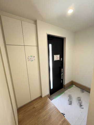 【玄関】 | 糟屋郡志免町東公園台2丁目3期　1号棟（全1棟）【仲介手数料無料・0円】 | 現地写真。