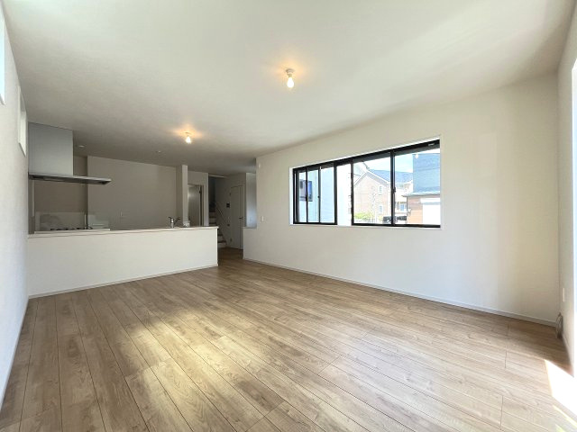 【居間・リビング】 | 糟屋郡志免町東公園台2丁目3期　1号棟（全1棟）【仲介手数料無料・0円】 | 現地写真。リビングです。