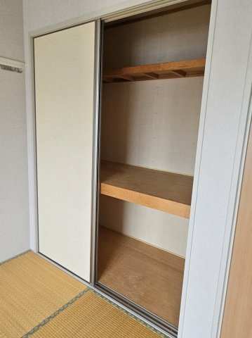 コンフォート北沢の収納|中段、枕棚のある押入れです