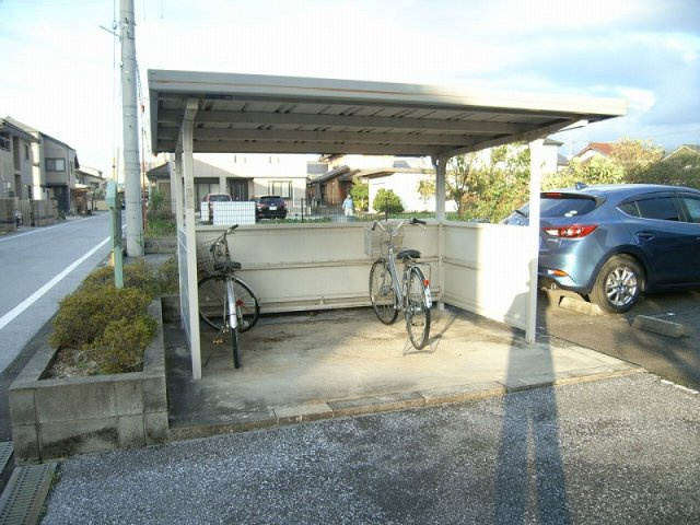 コンフォート北沢のその他共用部分|屋根付きの駐輪場です