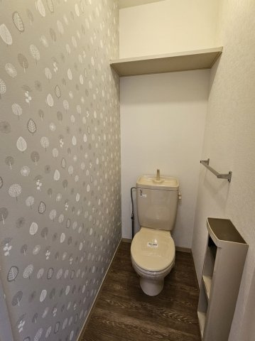 コンフォート北沢のトイレ|トイレにも上部に棚があるのでトイレットペーパー等も置けます。北欧デザインのかわいい壁紙ですよ