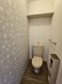 【トイレ】 | コンフォート北沢 | トイレにも上部に棚があるのでトイレットペーパー等も置けます。北欧デザインのかわいい壁紙ですよ