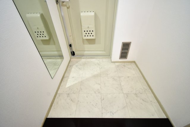 フェルザ西宮の玄関