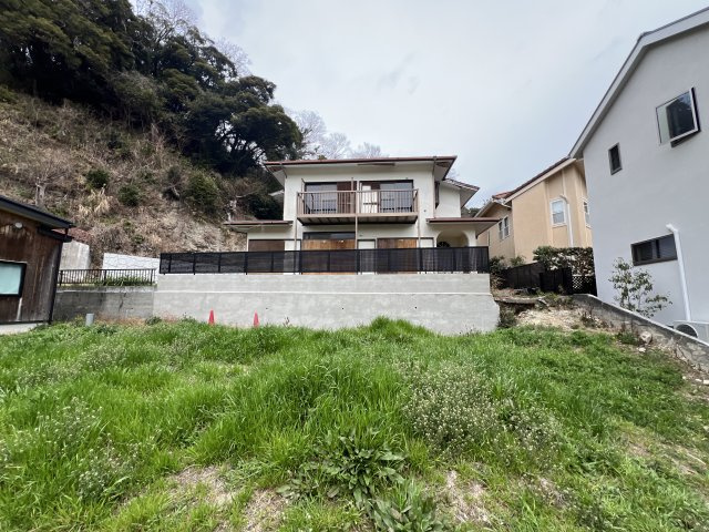 リフォーム予定！敷地面積112坪の緑豊かな高台のある戸建住宅の外観