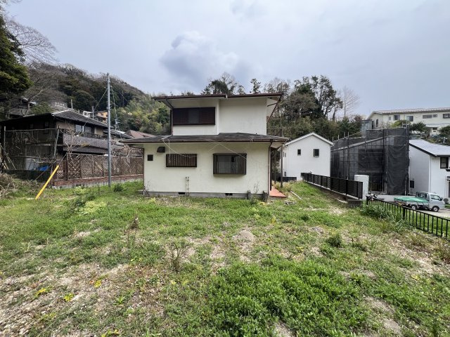 リフォーム予定！敷地面積112坪の緑豊かな高台のある戸建住宅の庭