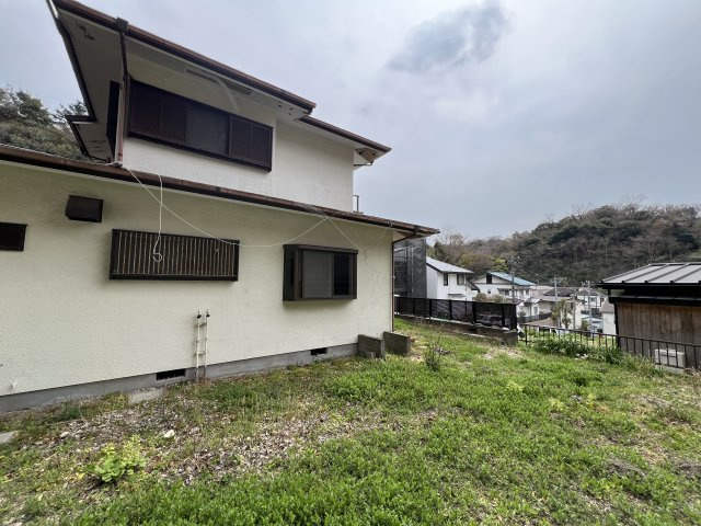 リフォーム予定！敷地面積112坪の緑豊かな高台のある戸建住宅の外観