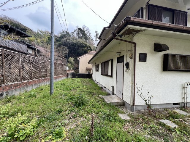 リフォーム予定！敷地面積112坪の緑豊かな高台のある戸建住宅の外観