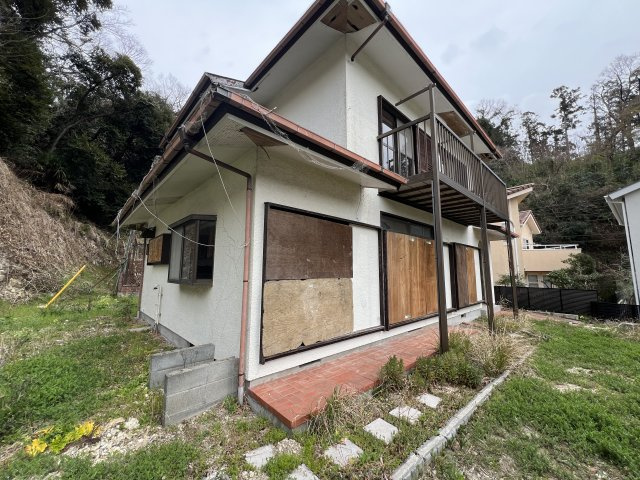 リフォーム予定！敷地面積112坪の緑豊かな高台のある戸建住宅の外観