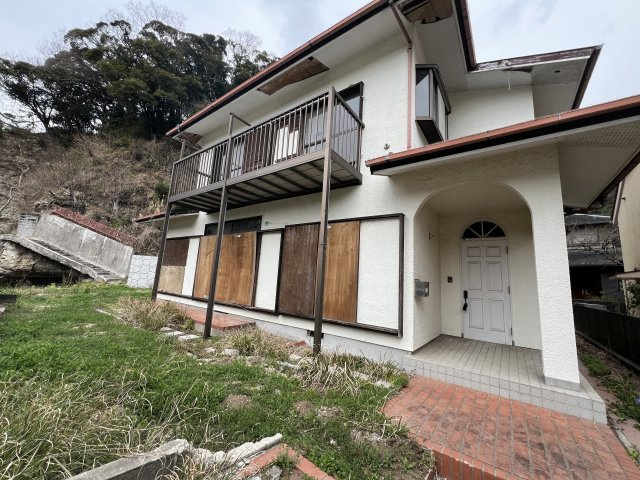 リフォーム予定！敷地面積112坪の緑豊かな高台のある戸建住宅の庭