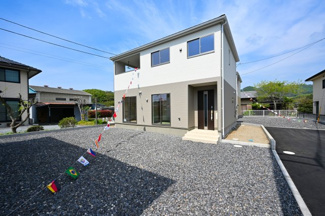 【外観】 | スッキリクリアな青空に映えるエクステリア！
日当たり良好な立地です♪