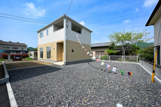 【外観】 | スッキリクリアな青空に映えるエクステリア！
日当たり良好な立地です♪