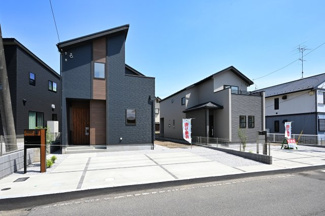 【外観】 | スッキリクリアな青空に映えるエクステリア！
日当たり良好な立地です♪