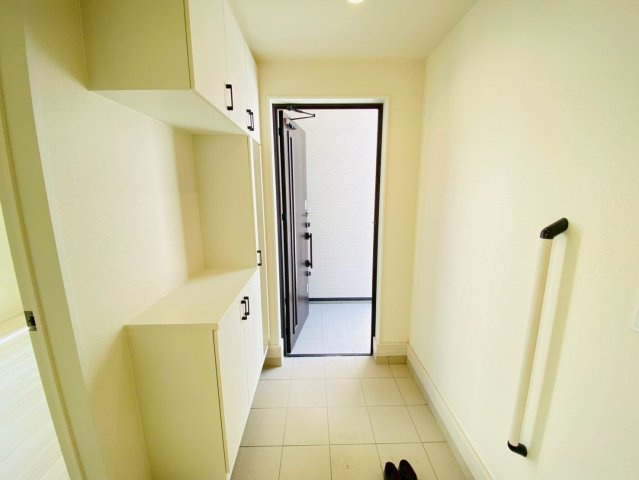 リナージュ／大津町大津第1期／２号棟の玄関|手すりがある玄関なので、高齢者の方でも安心です♪