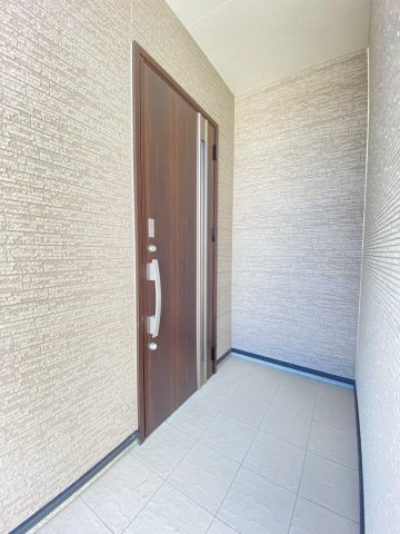 リナージュ／大津町大津第1期／２号棟の玄関|上部に屋根があるので雨の日も安心です！