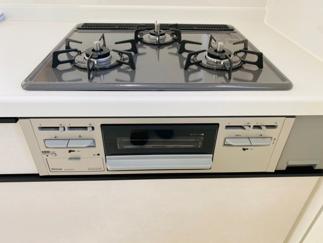 リナージュ／大津町大津第1期／２号棟のキッチン|3口ガスコンロで料理の同時進行もやりやすい！お掃除も楽々☆