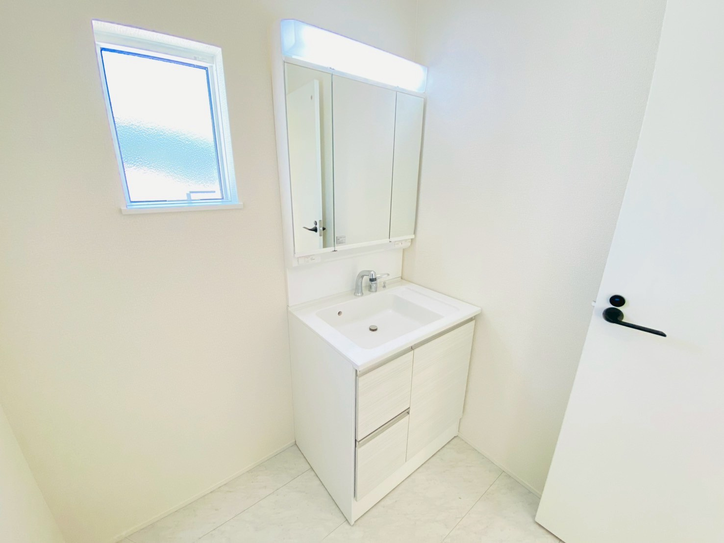 リナージュ／大津町大津第1期／２号棟の独立洗面台|三面鏡となってます♪身だしなみを整えやすいですね☆