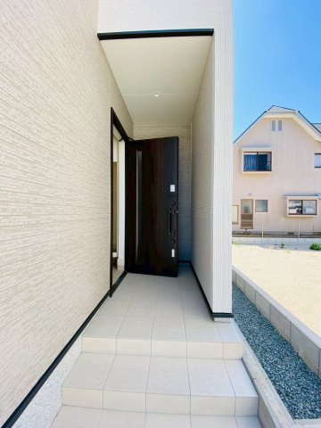 リナージュ／大津町大津第1期／２号棟の玄関|屋根付きの玄関なので雨の日でも安心です！