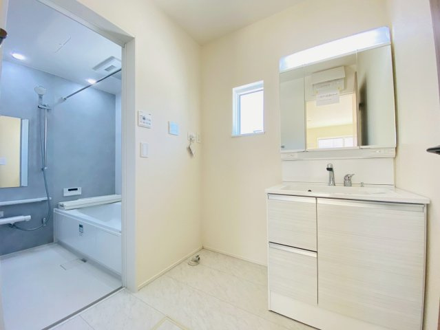 リナージュ／大津町大津24－1期／1号棟の独立洗面台|脱衣所スペース♪三面鏡も嬉しいですね♪