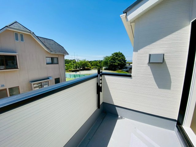 リナージュ／大津町大津24－1期／1号棟のバルコニー|バルコニースペースにイスとテーブルで日光浴も！？