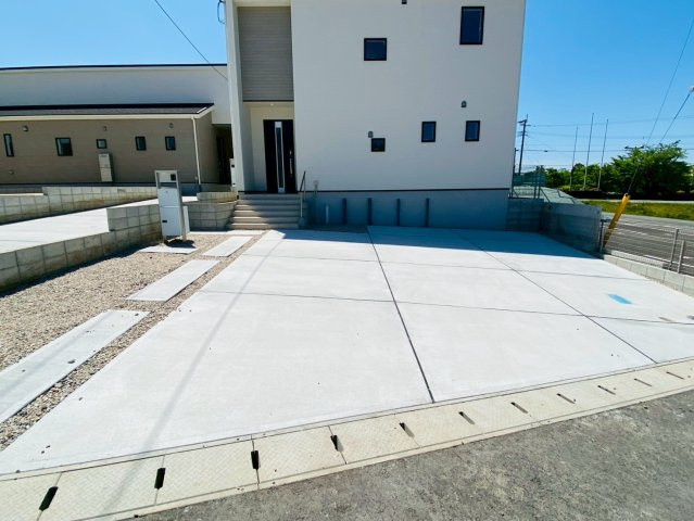 リナージュ／大津町大津24－1期／1号棟の駐車場|全面広々駐車場！サイズによりますが最大4台可能！？