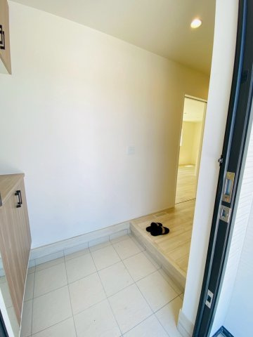 リナージュ／大津町大津24－1期／1号棟の玄関|解放的な玄関☆シューズボックスも大容量です♪