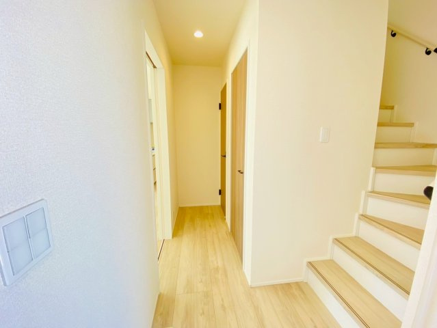 リナージュ／大津町大津24－1期／1号棟の内装|玄関からすぐ2階へ続く階段♪