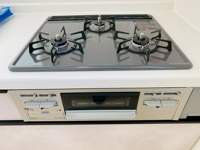 リナージュ／大津町大津24－1期／1号棟のキッチン|3口ガスコンロで料理の同時進行もやりやすい！お掃除も楽々☆