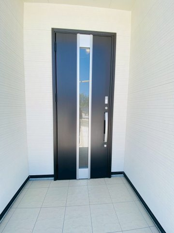 リナージュ／大津町大津24－1期／1号棟の玄関|採光ありの玄関ドア♪デザイン◎防犯も◎