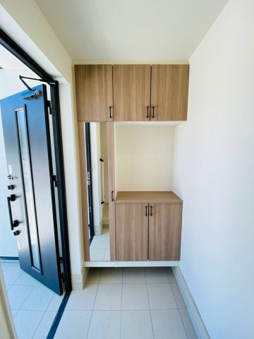 リナージュ／大津町大津24－1期／1号棟の玄関|鏡つきのシューズボックスで身だしなみチェック♪