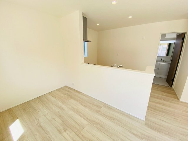 リナージュ／大津町大津24－1期／1号棟の居間・リビング|対面キッチンで食事提供もやりやすい設計です♪