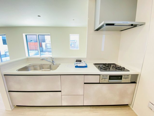 リナージュ／大津町大津24－1期／1号棟のキッチン|人気のシステムキッチン♪浄水器カートリッジ装着可能です☆