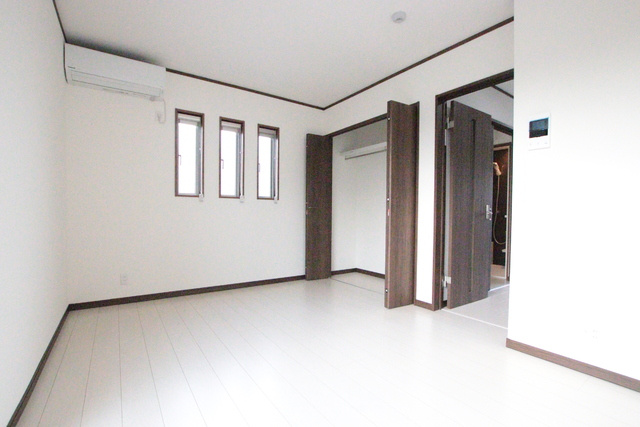白を基調とした明るい印象のお部屋です。
