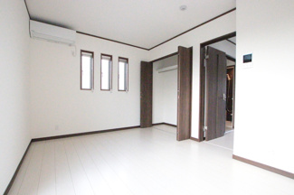 白を基調とした明るい印象のお部屋です。