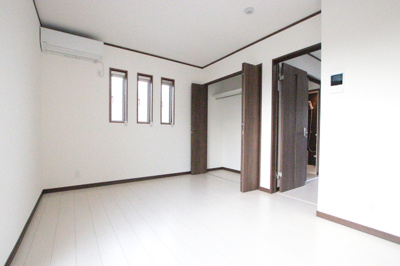 白を基調とした明るい印象のお部屋です。