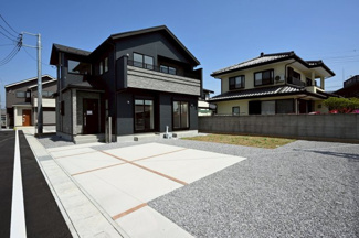 【外観】 | スッキリクリアな青空に映えるエクステリア！
日当たり良好な立地です♪
