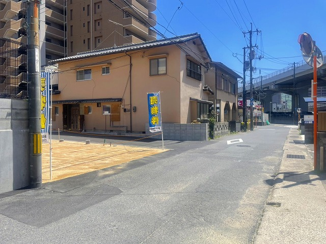 海田町南堀川町　土地の前面道路含む現地写真|区画1西側の前面道路です。国道2号線が利用しやすく広島市や東広島方面への通勤もアクセス快適です。