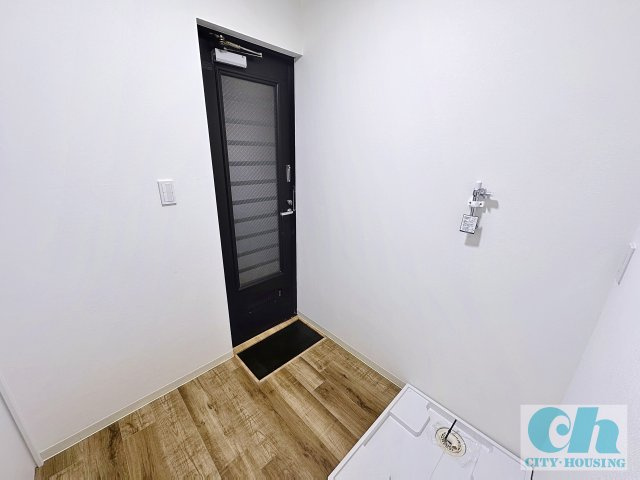 ハイピアコート 302号室の玄関